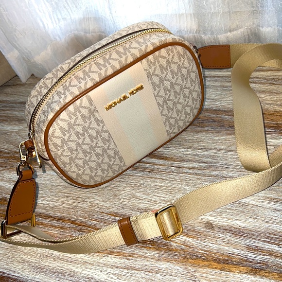 used a couple of times pretty and for daily use!! Small size - Picture 2 of 3